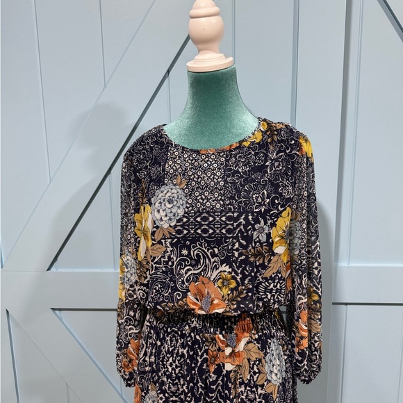 Stella and Julie Semi dress - Picture 7 of 9